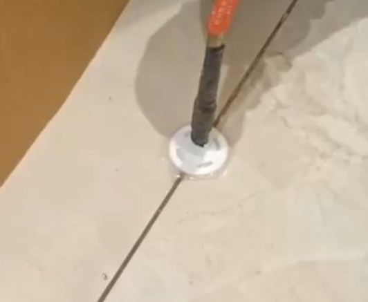 深圳瓷砖空鼓维修公司专业解答瓷砖在铺贴过程中，如果没有涂抹均匀到位的粘结材料（如水泥砂浆或瓷砖胶），可能会导致以下问题