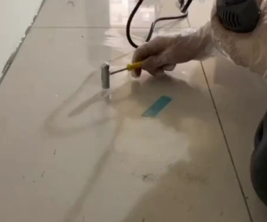 深圳瓷砖开裂维修公司专业分享瓷砖在铺贴前如果没有沥干水分，将会导致以下问题