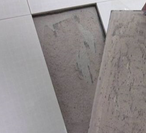 深圳瓷砖空鼓维修公司分享瓷砖铺贴时如果打浆（即涂抹在瓷砖背面和基层上的砂浆或瓷砖胶）过少，会带来以下问题